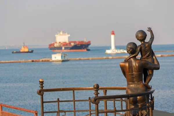 Staty av mor och son hälsning sjömannen på piren. Odessa — Stockfoto