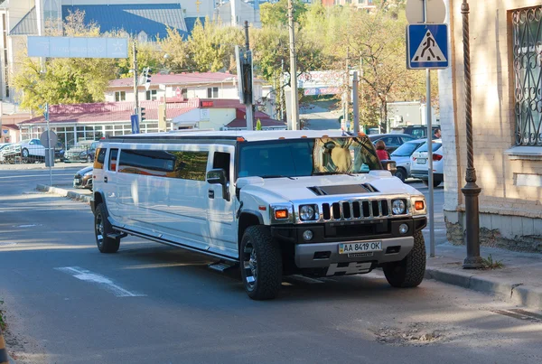 Kiev, Ucrania - 03 de octubre de 2015: Gran y lujosa limusina blanca Hummer en la calle de la ciudad — Foto de Stock