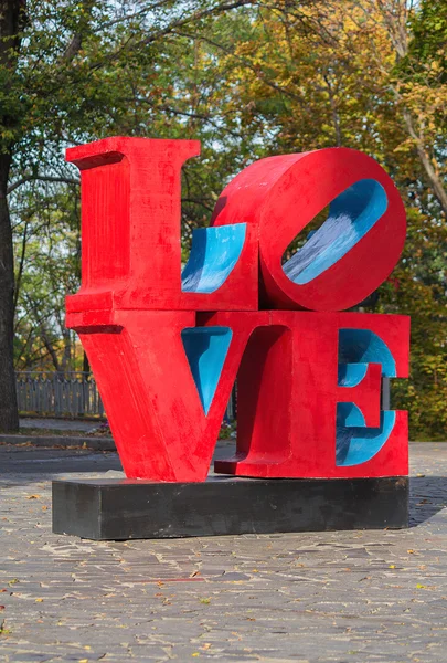 Yükleme büyük kırmızı harflerle "aşk" kelimesine yığılmış. Kiev — Stok fotoğraf