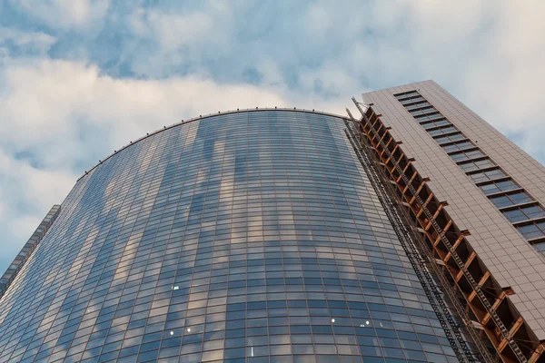 Fassade eines modernen Gebäudes und reflektierenden Wolken. Architektur — Stockfoto