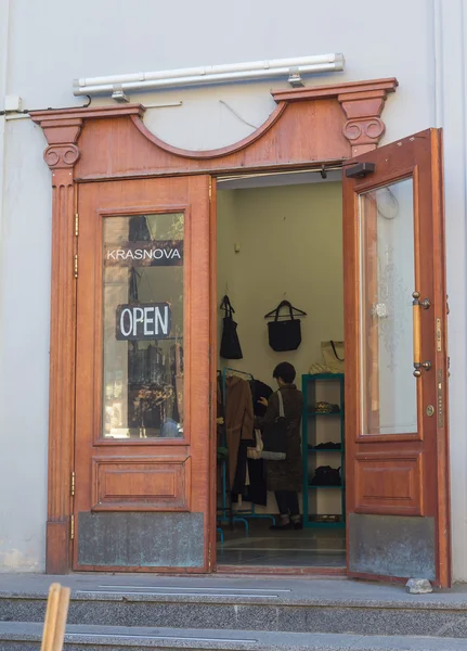 Kiev, Ucrania - 03 de octubre de 2015: Puerta abierta de la tienda en St. Andrew 's Descent — Foto de Stock