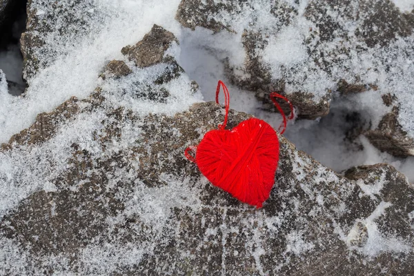 Heart of red thread on an old tree stump. Love — Stock Photo, Image