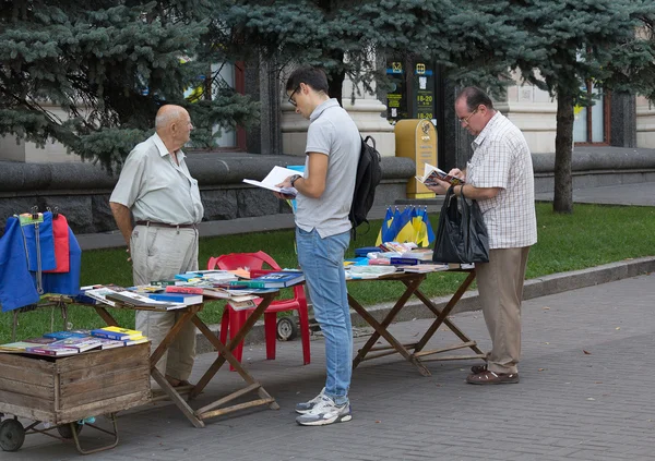 Kiev, Ukraine - 19 septembre 2015 : Les hommes choisissent la littérature patriotique et le contenu historique — Photo