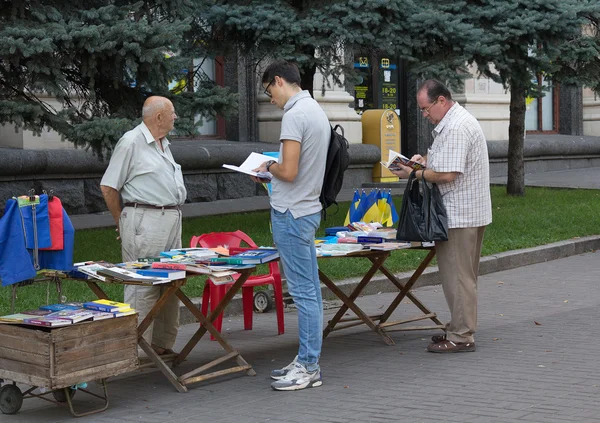 Київ, Україна - 19 вересня 2015: Чоловіків вибирають вітчизняної літератури та історичні вміст — стокове фото