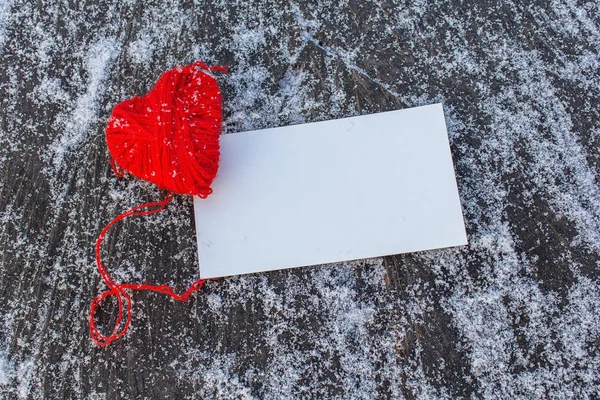 Red heart and empty card on a wooden background — Stock Photo, Image