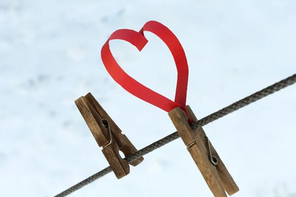 Czerwona Księga serca i drewniane clothespin na liny. Miłość — Zdjęcie stockowe