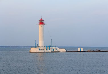 Beyaz fener, deniz ve kıyı şeridi. Odessa, Ukrayna