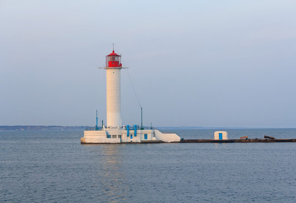 Белый маяк, море и береговая линия. Одесса, Украина
