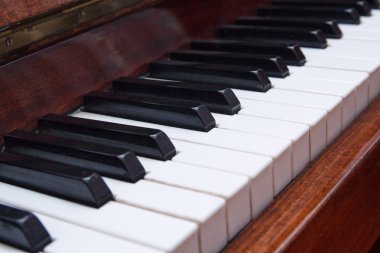 Eski bir piyano closeup anahtarları. Müzik aleti