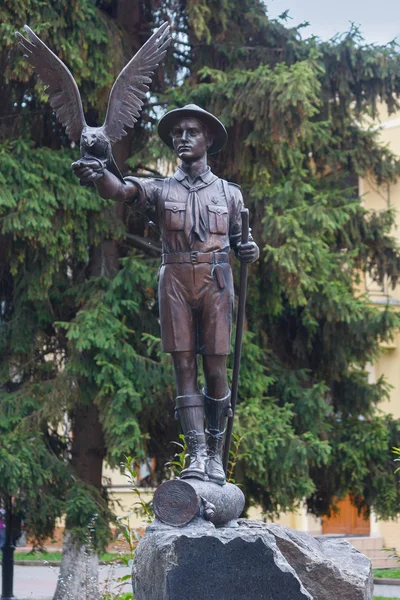 Ivano-Frankivsk, Ucrânia - 17 de outubro de 2015: Monumento aos jovens olheiros — Fotografia de Stock