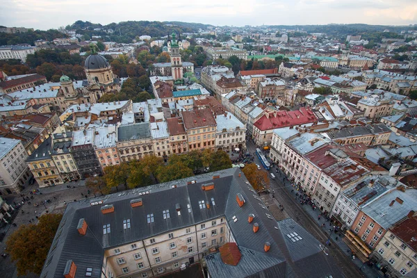 Schilderachtig uitzicht op de top van de middeleeuwse architectuur van de stad. Lviv — Stockfoto