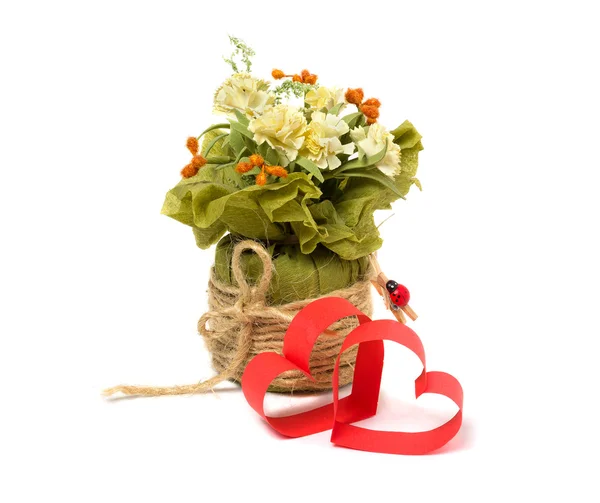 Two hearts of red paper and a bouquet of flowers isolated on whi — Stock Photo, Image