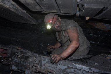 Donetsk, Ukrayna - Ağustos, 16, 2013: Madenci c madencilik kömür onarır.