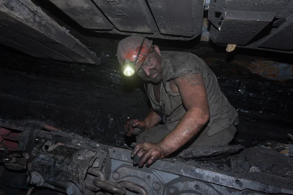 Donetsk, Ucrania - 16 de agosto de 2013: Miner repairs coal mining c —  Fotos de Stock