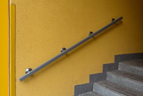 Barandilla de metal en una pared amarilla. Arquitectura —  Fotos de Stock
