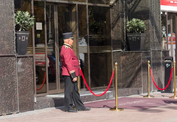 Kiev, Ucrania - 18 de septiembre de 2015: Portero de uniforme en el trabajo en la calle Khreshchatyk — Foto de Stock