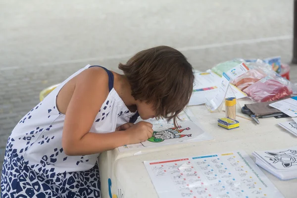 Odessa, Ucrânia - 28 de agosto de 2015: A menina desenha uma areia colorida no local para o treinamento — Fotografia de Stock