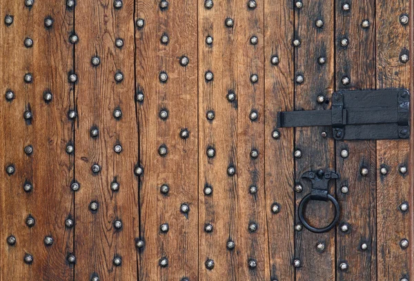 Oude houten deur en een metalen bout — Stockfoto