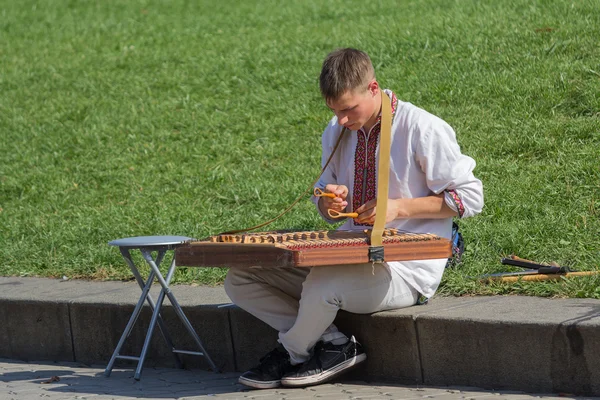 Kiev, Ukraine - September 20, 2015:  Male in ethnic dress playing the cymbals — Stock Photo, Image