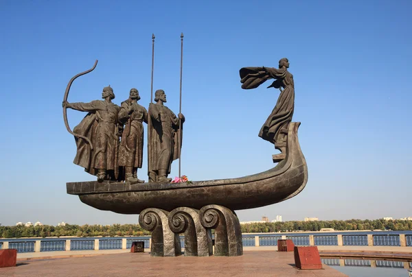 Kiev, Oekraïne - 18 September 2015: Monument aan stichters van Kiev: Kiy, Schek, Khoryv en Lybid. — Stockfoto