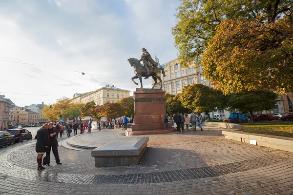 Львів, Україна - 18 жовтня 2015: Громадян і туристів на площі — стокове фото