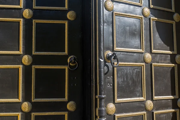 Open oude deur naar de orthodoxe kerk. Religie — Stockfoto