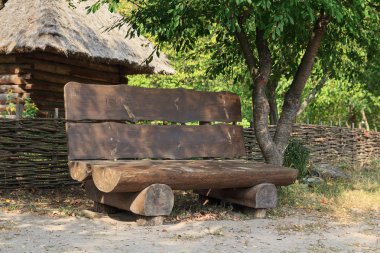 Eski ahşap çit tezgah ve hasır. Ukrayna, Pirogovo