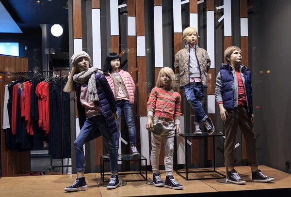 Sıcak giysiler Dükkanı penceredeki çocuk mankenler. Satılık