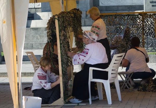 Київ, Україна - 20 вересня 2015: Жінки вишиті сорочки тче камуфляж чистий для військовослужбовців є на лінії фронту — стокове фото