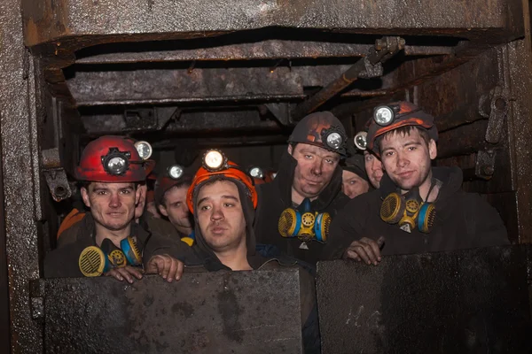 Gorlovka; Ucrania - 26 de febrero de 2014: Mineros de la mina que lleva el nombre de Kalinin caen en el lugar de trabajo en minas subterráneas —  Fotos de Stock