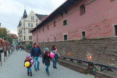 Lviv, Ukrayna - 18 Ekim 2015: Vatandaşların ve turistlerin silah museum yanında - Arsenal yürüyüş