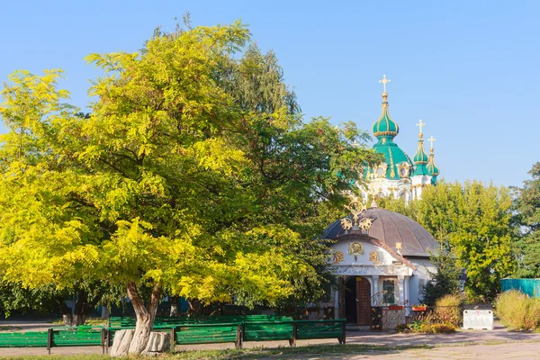 Uitzicht op de kapel en de St.-Andrieskerk. Kiev, Oekraïne — Stockfoto