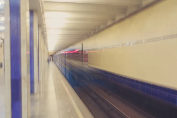 Переезд поезда в туннель метро. Абстрактное размытие — стоковое фото