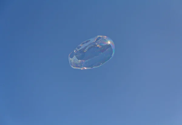 Blase fliegt auf blauem Himmel Hintergrund. Abstraktion — Stockfoto