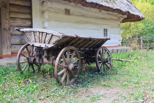 Ancient wagon Ukrainian peasants near the house. Pirogovo, Ukrai — Stock Photo, Image