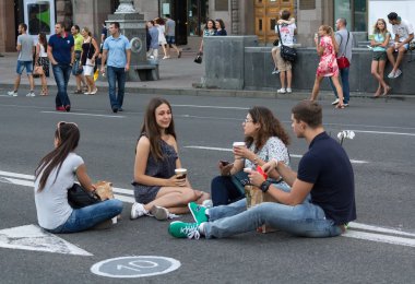 Kiev, Ukrayna - 30 Ağustos 2015: Vatandaşların ve turistlerin bir re var