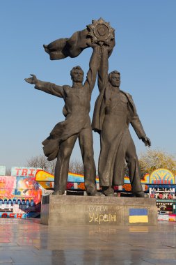 Kiev, Ukrayna - 20 Ekim 2016: Rus ve Ukraynalı halkları arasındaki dostluk simgeleyen işçi tasvir anıt