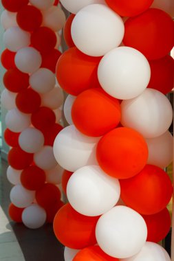 Kırmızı ve beyaz balon şenlikli dekorasyon