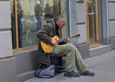 Lviv, Ukrayna - 18 Ekim 2015: bir elektro gitar çalmak sokak müzisyen