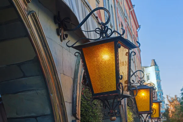 Ročníku pouliční lampa na ulici večer. Architektura — Stock fotografie