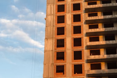 Duvar tuğla blok daireler inşa ediliyor. Sanayi