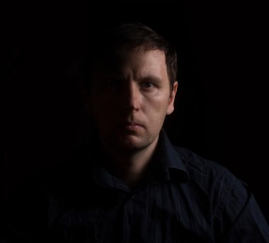 Düşük bir anahtar bir erkekte dramatik portresi. İnsanlar