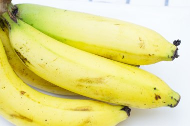 Beyaz arkaplanda izole muzlar