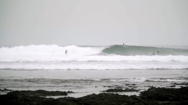 Surfer Reiten Und Drehen Mit Gischt Auf Leistungsstarken Ozeanwelle Surfen — Stockvideo