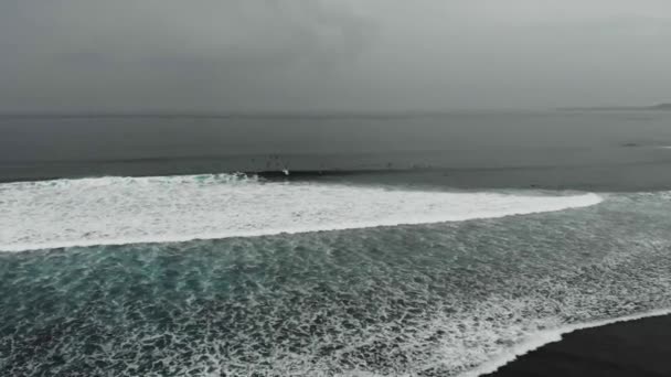 Surfer Reiten Und Drehen Mit Gischt Auf Leistungsstarken Ozeanwelle Surfen — Stockvideo