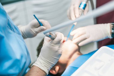 Diş hekiminde gözden geçirilirken tanınmayan bir çocuğun stok fotoğrafı. Ağzı açık kaldı..