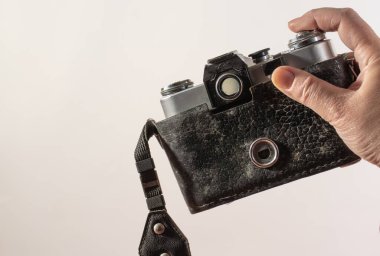 Beyaz arkaplanda eski bir kamera var