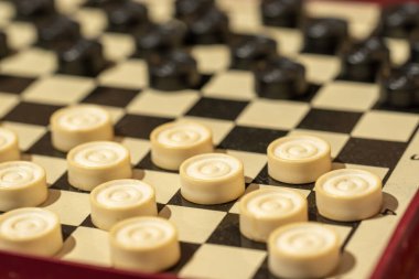 Satranç tahtasına dizilmiş dama tahtaları.
