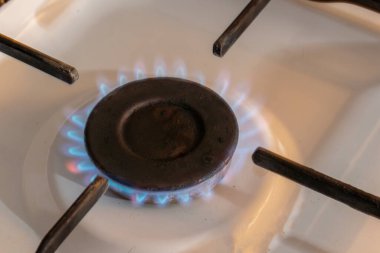 Gaz ocağı mavi bir alevle yanıyor. Gaz.