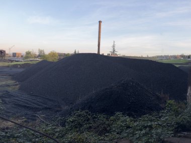 Endüstriyel bir fabrikanın yakınında hammadde yığını